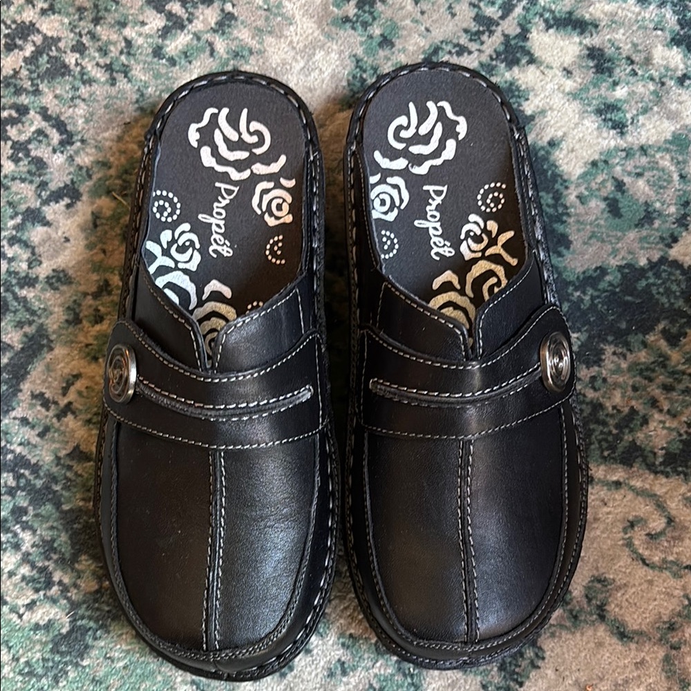 Propet Black Leather Slip-On clogs with Cushioned Footbed size 7 (2E) extra wide - Picture 3 of 9